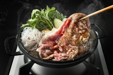 神戸牛のリブロースとサーロインを使用した、すき焼きのセットでございます。