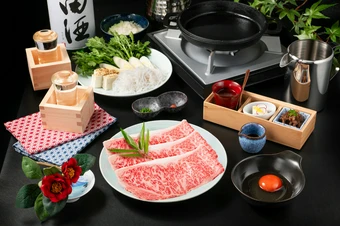 神戸牛のリブロースとサーロインを使用した、すき焼きのセットでございます。