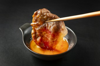 A5仙台牛のリブロースとサーロインを使用した、すき焼きのセットでございます。