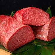 メインのお肉は専属のバイヤーによって厳選。「A5仙台牛」をはじめ、質の高い食材をできる限りリーズナブルな価格で提供していることも、【銀座和牛ラボ】ならではのこだわりです。