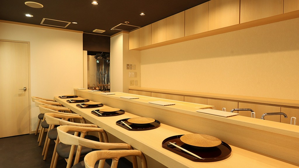 木の温もりが心を落ち着かせる。和モダンなテイストが漂う空間