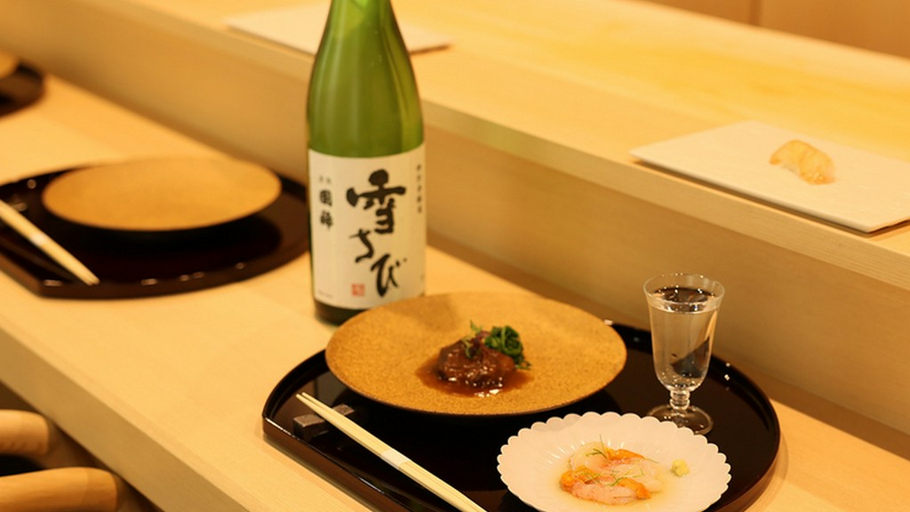 カウンター席のみの店内は、高級感に溢れ、心安らぐ空間