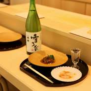 店内はカウンター席のみ。高級感に溢れ、心安らぐ空間です。地元の方はもちろん、国内旅行者やインバウンドにもオススメの店。北海道をはじめ、全国各地から入荷する旬の味覚をコース料理で堪能できます。