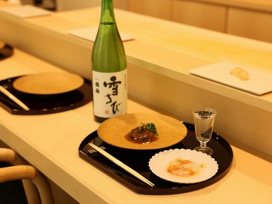 カウンター席のみの店内は、高級感に溢れ、心安らぐ空間