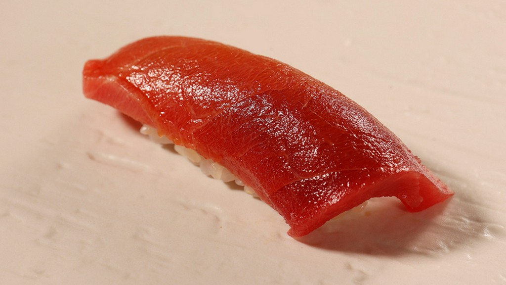 その時季一番の天然本鮪を使用。赤身の濃厚な旨みと、甘みのある脂。厳選された美味を堪能『鮪の握り』