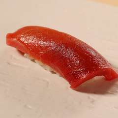 その時季一番の天然本鮪を使用。赤身の濃厚な旨みと、甘みのある脂。厳選された美味を堪能『鮪の握り』