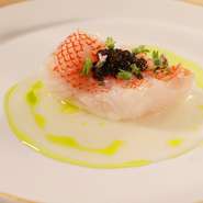 その時期に脂がのって、旨みを増す旬の魚介を使った一皿。和食にフレンチのエッセンスを加え、職人ならではの技が光る、素材の良さを活かした逸品です。※コース内の一品。季節や仕入れ状況により内容は変更します。