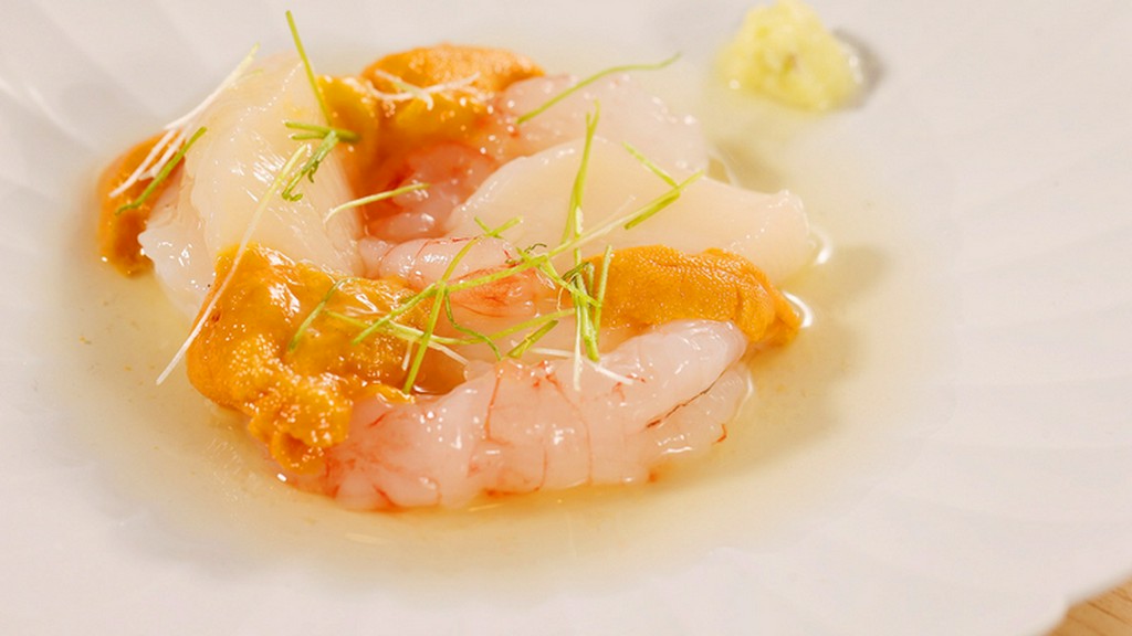 季節を感じる旬の食材。鮮度抜群の帆立と甘海老を、造りで楽しむ一皿『帆立と甘海老の造り』