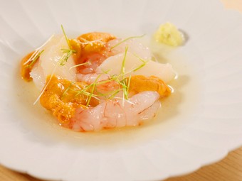 季節を感じる旬の食材。鮮度抜群の帆立と甘海老を、造りで楽しむ一皿『帆立と甘海老の造り』