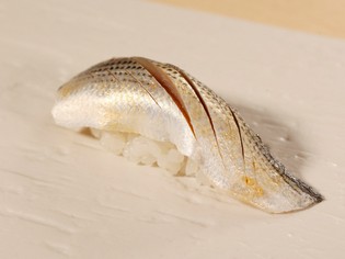 柔らかな食感と、程よい酸味と旨み。そして香り『コハダの握り』