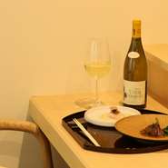 カウンター越しに弾む会話。気さくでフレンドリーな接客