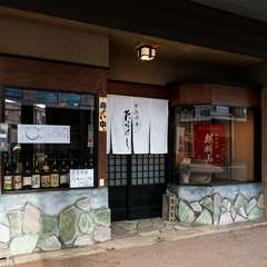バス停万代町から2分。お一人様歓迎の落ち着いた雰囲気のお店