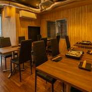 店内はシンプルで落ち着いた印象。オープンでありながらも、リラックスできる雰囲気に纏められています。友人・パートナーとの心地良い一時を演出してくれます。