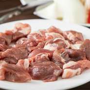 日本国内で多く取り扱われている、オーストラリア産・ニュージーランド産のラム肉に対して、アイスランド産ラム肉はクサみが少なく食べやすいことが特徴。希少なラム肉を楽しめることもお店の魅力です。