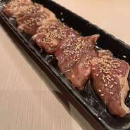 タレに漬け込んだ、やわらかな食感の味つきラム。