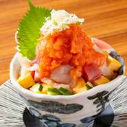 ランチタイムはお得に海鮮&寿司をご堪能！鮮魚を使用したランチメニューの海鮮丼が10種類以上！自慢の新鮮な海鮮ネタを日替わりでちらしにした『バラちらし』はわさびの名物であり､イチオシメニュー！