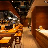 モダン調で落ち着きのある店内は2～4名様､5～8名様など多彩なレイアウトが可能です｡カウンター席もご用意いたしておりますので､お1人様でのサク飲みやお食事にもぜひご利用ください！