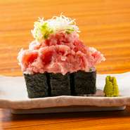 とろける美味しさ。かっぱ巻の上にたっぷりネギトロ！ぜひ食べてほしい一品です。