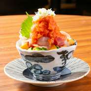 その日に仕入れた海鮮ネタをたっぷり盛り込んだ、当店のイチオシ海鮮丼！