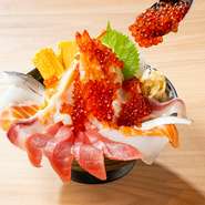 ランチタイムはお得に海鮮&寿司をご堪能♪
鮮魚を使用したランチメニューの海鮮丼は種類豊富にご用意！
自慢の新鮮な海鮮ネタを日替わりでちらしにした『バラちらし』は当店の名物であり､イチオシメニューです◎