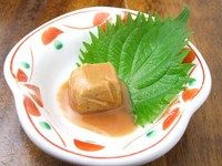 豆腐と紅麹と泡盛などを用いた漬け汁に長時間漬け込み、発酵・熟成させた発酵食品です。