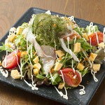 新鮮な刺身たっぷり！豪快な海鮮サラダ！