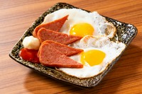 旨みたっぷりの沖縄ポークを香ばしく焼き上げとろーり半熟の目玉焼きを添えたシンプルながら満足感たっぷりの一皿。