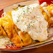 自家製のたっぷり玉子タルタルを贅沢にトッピング！コクのある旨みと程よい酸味がクセになる！