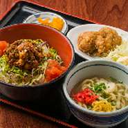 毎日ランチタイムも営業中☆定番｢ゴーヤチャンプルー｣や｢ミニ沖縄そば｣の他､沖縄の肉料理が楽しめる､ボリューム満点｢ランチA･Bセット｣など､お得な定食メニューを多数ご用意いたしております｡