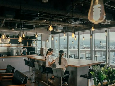 観葉植物仕切りの半個室ソファ席ございます