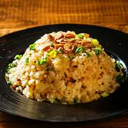 〆のガーリックライス