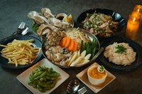 宴会を楽しむなら、日～木曜日のご利用がおすすめ！2.5時間飲み放題付のリーズナブルなコース◎+1,100円で「ナチュラルワイン＆スパークリングワイン」も対象の飲み放題アップグレード！
※金・土・祝前日　利用不可