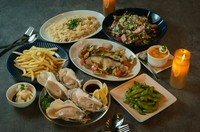 『カジュアルコース』は、当店のお試しにもおすすめのプラン。気軽に楽しみたいときにぴったりな内容でご用意しました。+1,100円で「ナチュラルワイン＆スパークリングワイン」も対象の飲み放題アップグレード！