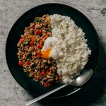 ご飯200g。温玉付き