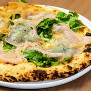 大阪天満橋の“伝統と革新の薪火イタリアン”。薪窯で焼き上げたナポリピッツァや、多彩なワインで、贅沢な一時を過ごせる一軒です。オシャレな料理・空間は、大人の女子会にも最適です。