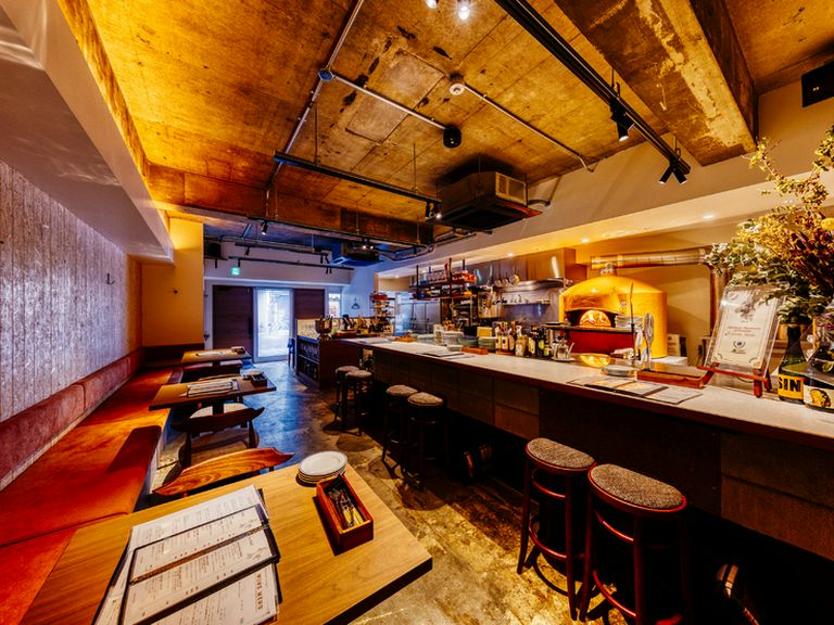 オレンジのピザ窯を中心とした空間が五感すべてを満たしてくれる