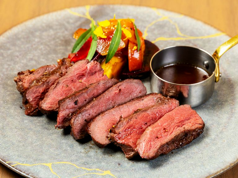 手間を惜しまず、旨みを引き出した『熊本 阿蘇牧草あか牛熟成モモ 薪焼き』