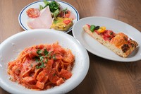 前菜の盛り合わせ
ミラノ風カットピザ付きのセット

※パスタ大盛り＋￥300