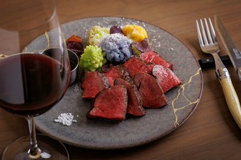 阿蘇牧草あか牛の薪焼きをメインに据えた大人のパーティープランです！
料理おまかせ、90分の飲み放題付き