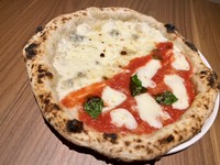 【前日までの要予約】
特製のオードブル盛り合わせと、このセット限りのマルゲリータとフォルマッジのハーフ＆ハーフのピッツァでご用意致しました！
通常5,200円→4,800円で‼