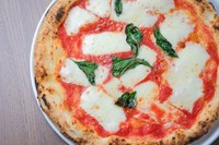 トマトソース、モッツァレラチーズ、バジル