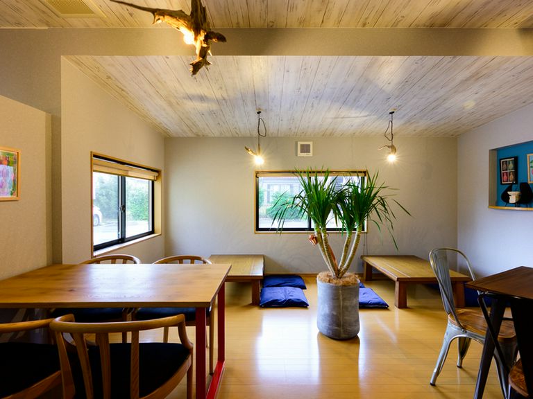 木の質感を大切にした、リゾート感溢れる南国風の空間
