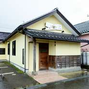 国道305号線から路地を少し入ったところにある【口福の ASA 飯屋】。アジアン×洋食のフュージョン料理を堪能できる、異国情緒溢れる隠れ家のような一軒です。貸切も可能なので、各種宴会にオススメです。