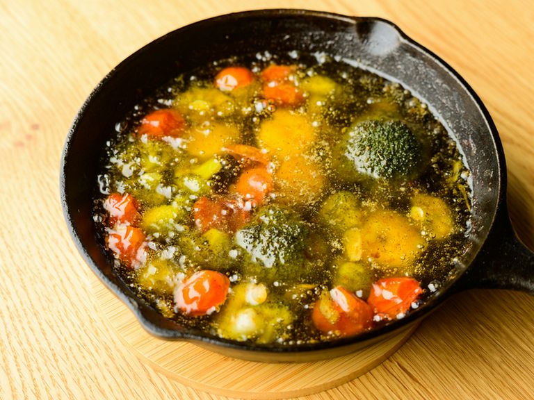 全国各地の農家から取り寄せた新鮮な野菜を使用。スパイスを効かせた『アヒージョ(エビorネギ)』