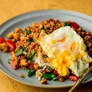 タイの定番メニューである『ガパオライス』。料理人が現地タイで学んだ、本場仕込みの本物の味を堪能できます。なお、日本人が食べやすいように、少しだけアレンジを加えています。