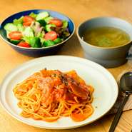 洋食とアジアン料理を融合した、本格的なフュージョン料理が魅力の【口福の ASA 飯屋】。全国各地の農家から仕入れる旬の野菜のほか、タイから直輸入の調味料を使用しています。
