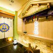 すすきの駅近くながら、ビルの9階に佇むため、隠れ家感が高い店。札幌の名店【すし処対州】【鮨九】に次ぐ3号店として2024年に誕生し、寿司×北海道料理を味わえるのが魅力。旅行者も安心して楽しめるお店です。