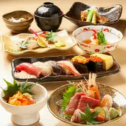 北海道各地の生産者や業者との絆により、その時季一番の旬食材を鮮度抜群の状態で仕入れて提供。100品以上を誇るアラカルト、おまかせコース＆鍋コースがあり、自由なスタイルで美味三昧の贅沢にひたれます。