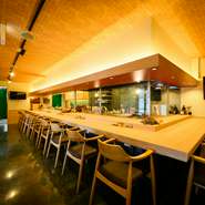 店名の由来と空間デザインは「蝦夷富士」として親しまれる雄大な山、羊蹄山にちなんでおり、洗練された和の空間でゆったり憩えます。九谷焼をはじめとする食器や酒器も逸品揃い。非日常の愉しみをぜひ、この店で！