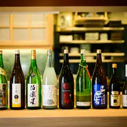 札幌・釧路・旭川などをはじめ、北海道各地の地酒を10種ほどラインナップ。加えて、日本各地の名蔵元が醸すお酒を「本日のオススメ」として6～7種用意しており、訪れるたびに新しい味わいに出合えます。